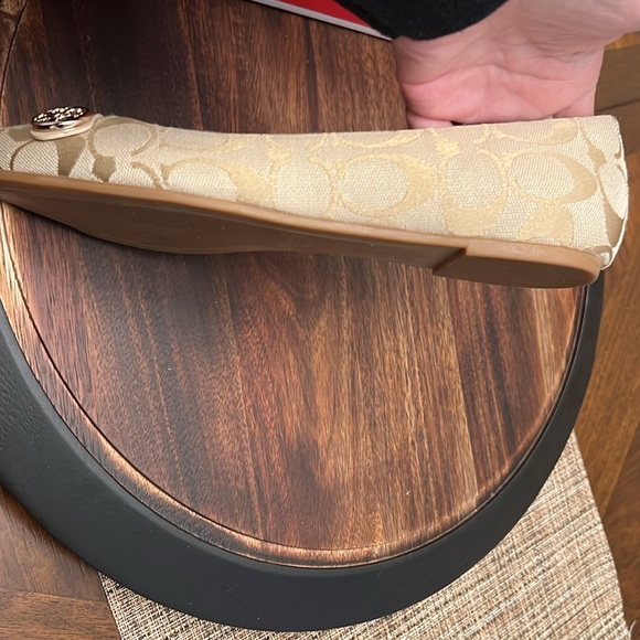 EUC - Preloved Coach Onida Flats, Size 7M US. - Picture 16 of 16